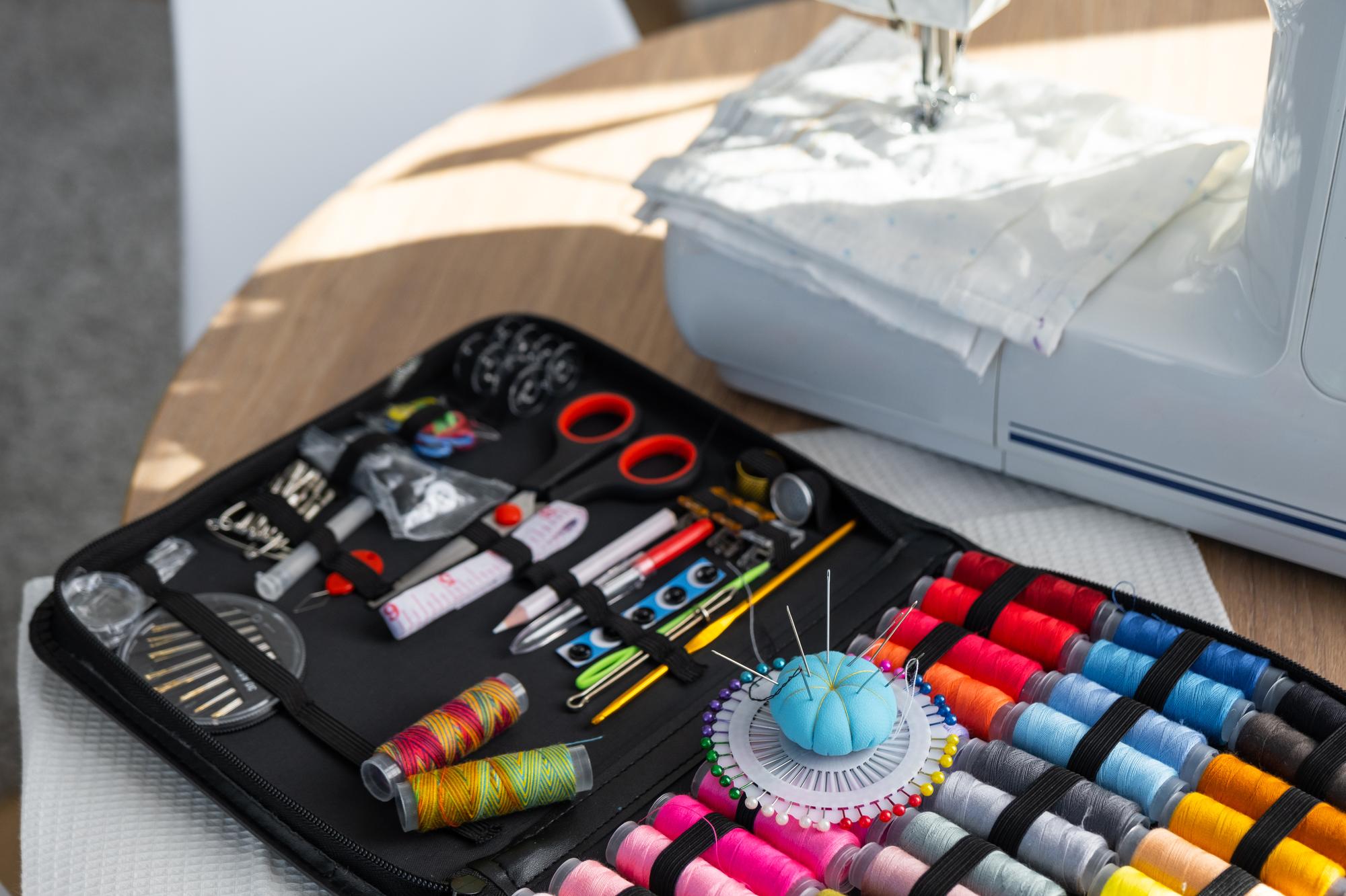 Studio con macchina da ricamo e materiali